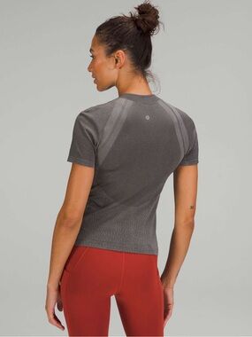 Lululemon Seamless Training Short Sleeve Shirt in Gull Grey Size 4 EUC